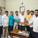 జర్నలిస్టులను, ఉద్యమకారుల్ని గుర్తించాలి